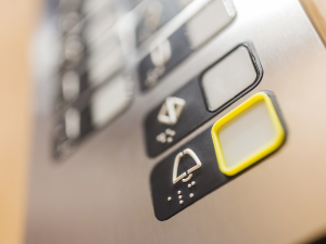 BLOG 26 Instala un ascensor en edificios antiguos con Doseme Madrid y mejora la accesibilidad para todos.