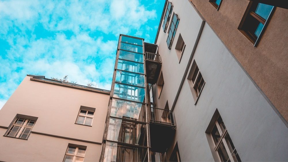 Instalación de ascensor en edificio antiguo en Madrid